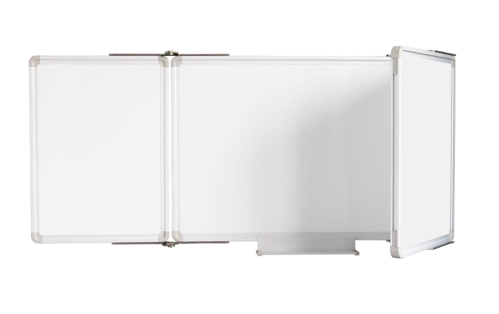 Tableau blanc mural dans une salle de classe